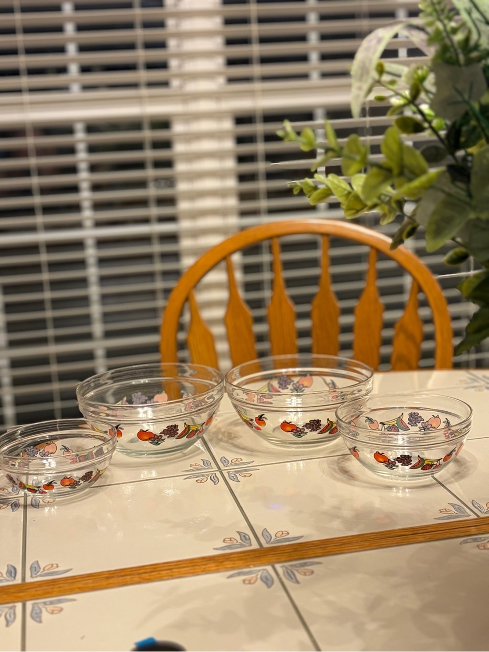 Vintage Imperial 4 Piece Glass Bowl Set Fruit Design Wrapped Around Bowls